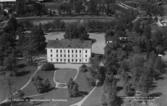 Flygfoto över Skogshögskolan, belägen i herrgården, Garpenberg.