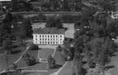 Flygfoto över Skogshögskolan, belägen i herrgården, Garpenberg.