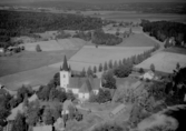 Flygfoto över Svärdsjö kyrka.