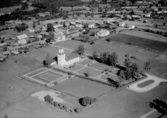 Flygfoto över Skattungbyn och kyrkan år 1966.