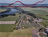 Flygfoto över Stora Skedvi bebyggelse och kyrka 1980.