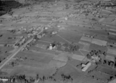Flygfoto över Skattungbyn. Skattunge kyrka och bebyggelse, år 1950.