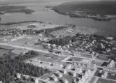 Flygfoto över Smedjebacken. Smedjebacken med Norrbärke kyrka år 1950.