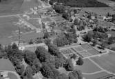 Flygfoto över Smedjebacken. Norrbärke kyrka år 1953. Läs mer om Norrbärke kyrka i boken: Dalarnas kyrkor i ord och bild.