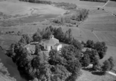 Flygfoto över Silvbergs kyrka. Läs mer om Silvbergs kyrka i boken: Dalarnas kyrkor i ord och bild.