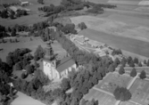 Flygfoto över Stora Tuna kyrka. Flygfoto.