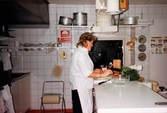 Anita i köket på Moulin Rouge, restaurang och diskotek med adress Kvarnbygatan 1 i Mölndal, hösten 1986.