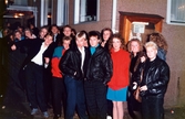 Gäster som köar utanför Moulin Rouge, restaurang och diskotek med adress Kvarnbygatan 1 i Mölndal, omkring år 1986.