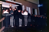 Gäster som köar utanför entrén till Moulin Rouge, restaurang och diskotek med adress Kvarnbygatan 1 i Mölndal, omkring år 1986.
