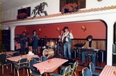 En orkester som spelar på Moulin Rouge, restaurang och diskotek med adress Kvarnbygatan 1 i Mölndal, omkring år 1986.