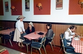 Gäster sitter vid borden på Moulin Rouge, restaurang och diskotek med adress Kvarnbygatan 1 i Mölndal, omkring år 1986.