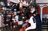 Gäster sitter i baren på Moulin Rouge, restaurang och diskotek med adress Kvarnbygatan 1 i Mölndal, omkring år 1986.