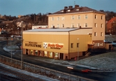 Vy från Mölndals Bro mot Moulin Rouge, restaurang och diskotek med adress Kvarnbygatan 1 i Mölndal, omkring år 1986.