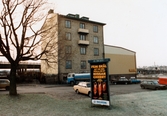 Kvarnbygatan 1 i Mölndal, omkring år 1986. I huset låg Moulin Rouge, restaurang och diskotek. I bakgrunden Mölndals Bro.
