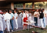 Evenemang under Mölndals Bro intill Moulin Rouge, restaurang och diskotek med adress Kvarnbygatan 1 i Mölndal, omkring år 1986.