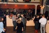 Dansande gäster på Moulin Rouge, restaurang och diskotek med adress Kvarnbygatan 1 i Mölndal, omkring år 1986.