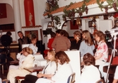 Gäster sitter vid borden på Moulin Rouge, restaurang och diskotek med adress Kvarnbygatan 1 i Mölndal, år 1988.