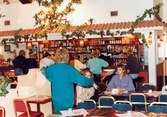Gäster sitter i baren och vid borden på Moulin Rouge, restaurang och diskotek med adress Kvarnbygatan 1 i Mölndal, år 1988.