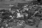 Flygfoto över Säters kyrka 1933. Läs mer om Säters kyrka i boken: Dalarnas kyrkor i ord och bild.