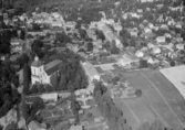 Flygfoto över Säter. Säters kyrka år 1953. Läs mer om Säters kyrka i boken: Dalarnas kyrkor i ord och bild.