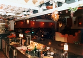 Interiörfotografi från baren på Moulin Rouge, restaurang och diskotek med adress Kvarnbygatan 1 i Mölndal, år 1988.