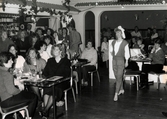 Modevisning på Moulin Rouge, restaurang och diskotek med adress Kvarnbygatan 1 i Mölndal, okänt årtal.