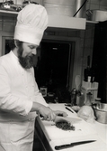 En manlig kock i köket på Moulin Rouge, restaurang och diskotek med adress Kvarnbygatan 1 i Mölndal, okänt årtal.
