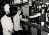 Tre herrar i baren på Moulin Rouge, restaurang och diskotek med adress Kvarnbygatan 1 i Mölndal, okänt årtal.