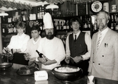 Personal bakom bardisken på Moulin Rouge, restaurang och diskotek med adress Kvarnbygatan 1 i Mölndal, okänt årtal.