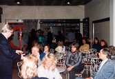 Gäster sitter i baren och vid borden på Moulin Rouge, restaurang och diskotek med adress Kvarnbygatan 1 i Mölndal, okänt årtal.