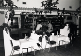 Gäster sitter i baren på Moulin Rouge, restaurang och diskotek med adress Kvarnbygatan 1 i Mölndal, okänt årtal.