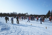 Åskådare vid start för juniortävling i längdskidåkning i Ånnaboda, februari 1983