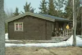 Fikastund på verand till värmestuga vid Ånnaboda, april 1979