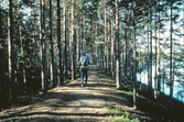 Man med ryggsäck på vandring längs med en åsrygg någonstans utmed Beglagsleden, 1980-tal