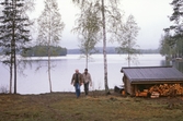 Två män vid ett vindskydd vid sjö på Bergslagsleden, 1980-tal