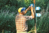 Man sätter upp ledmarkering vid Bergslagsleden, 1980-tal