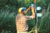 Man sätter upp ledmarkering vid Bergslagsleden, 1980-tal