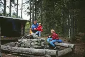 Korvgrillning vid grillplats i Bergslagsleden, augusti 1981