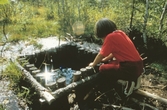 Pojke vid vattenkälla utmed Bergslagsleden, 1980-tal