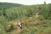 Vandrare med pudel på Bergslagsleden, 1980-tal