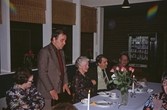 Konferensdeltagare håller tal på Ånnaboda fritids- och konferensanläggning, 1980-tal