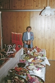Företåndare ställer fram mat till julbord på Ånnaboda fritids-och konferenscenter, december 1992