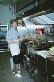 En av kockarna i köket vid Ånnaboda fritids- och konferensanläggning, december 1992