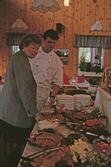 Husmor och en av kockarna gör en översyn av julbordet i Ånnaboda fritids- och konferensanläggning, december 1992