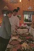 Husmor och en av kockarna gör en översyn av julbordet i Ånnaboda fritids- och konferensanläggning, december 1992