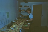 Kökspersonal gör landgångar på Ånnaboda fritids- och konferensanläggning, november 1986