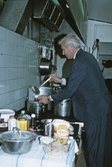 Man i köket på Ånnaboda fritids- och konferensanläggning, december 1992