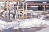 Två barn leker i klätterställning på Varbergaskolans lekplats, 1980-tal