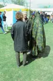 Man invirad i kamouflagecape på vildmarksmässan i Ånnaboda, maj 1991