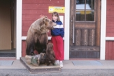 Flicka tittar intresserat på en uppstoppad björn med unge Vildmarksmässan i Ånnaboda, maj 1991